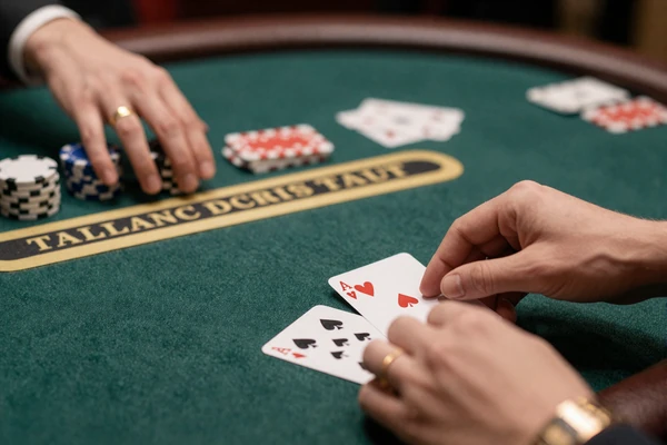 Live-Dealer teilt Karten am Blackjack-Tisch im Live Casino von Cleobetra Casino