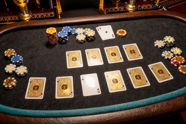 Blackjack-Tisch mit ausgeteilten Karten und goldenen Chips im Live Casino von Cleobetra Casino