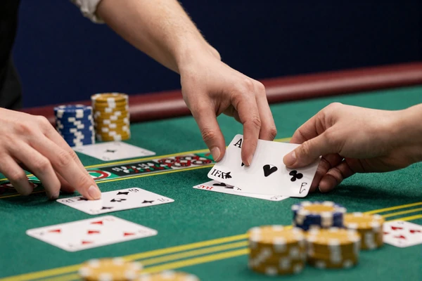 Live-Dealer teilt Karten am Blackjack-Tisch f&uuml;r den Live Casino Bonus